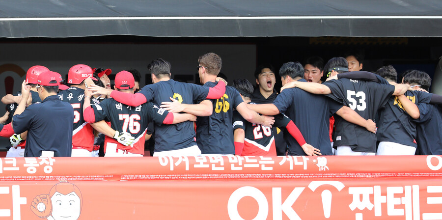 ▲ KIA 선수들이 16일 수원 KT위즈파크에서 열린 2024 신한 SOL뱅크 KBO 리그 KT와의 경기에서 8회초 이우성이 좌월 2점홈런을 터뜨리고 덕아웃으로 들어오자 함께 기뻐하고 있다. ⓒKIA 타이거즈