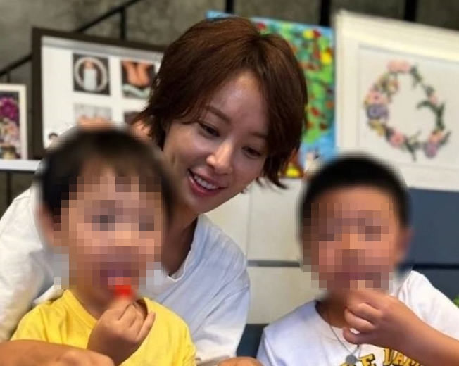 "해피" 황정음, 이혼 후 두 아들과 첫 추석 '훨씬 안정된 미소'