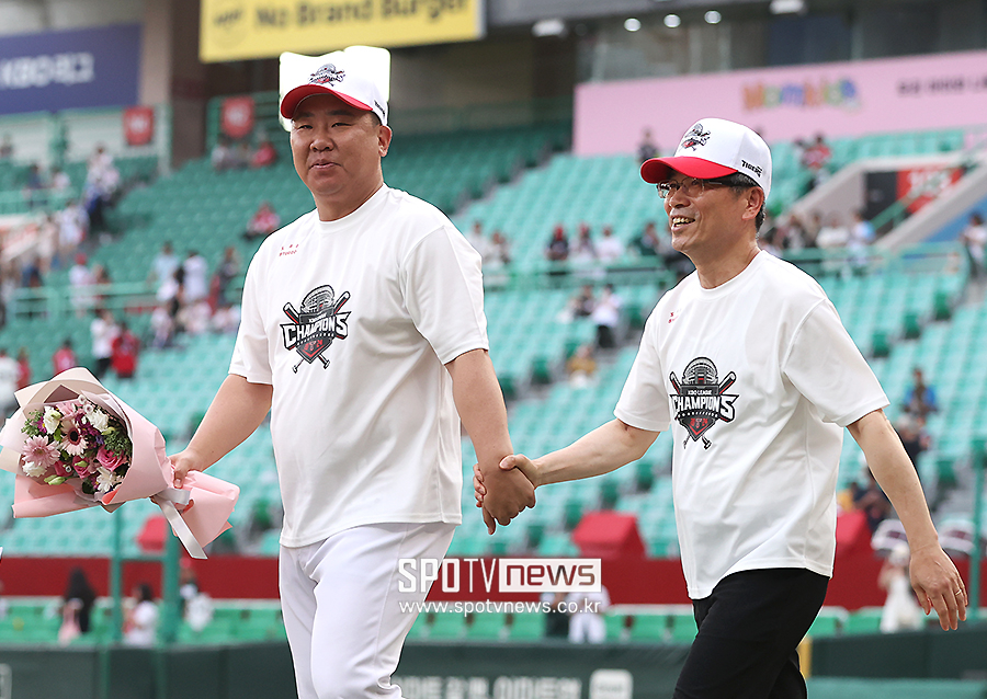 ▲ 이범호 감독 송호성 구단주 ⓒ곽혜미 기자
