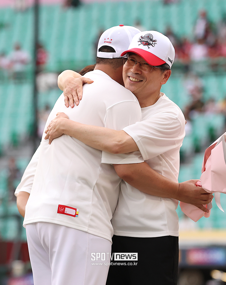 ▲ 이범호 감독 송호성 구단주 ⓒ곽혜미 기자