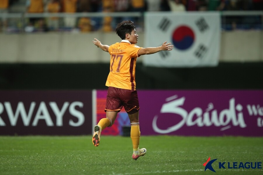 ▲ 이정효 감독이 이끈 광주는 17일 광주월드컵경기장에서 열린 2024-25시즌 아시아축구연맹(AFC) 챔피언스리그 엘리트(ACLE) 조별리그 E조 1차전에서 요코하마 마리노스(일본)에 7-3으로 크게 이겼다. 아사니가 해트트릭으로 대승을 견인했다.  ⓒ한국프로축구연맹