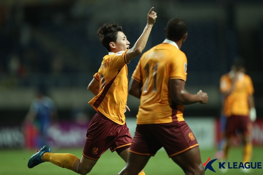 ▲ 이정효 감독이 이끈 광주는 17일 광주월드컵경기장에서 열린 2024-25시즌 아시아축구연맹(AFC) 챔피언스리그 엘리트(ACLE) 조별리그 E조 1차전에서 요코하마 마리노스(일본)에 7-3으로 크게 이겼다. 아사니가 해트트릭으로 대승을 견인했다.  ⓒ한국프로축구연맹