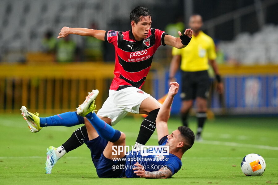 ▲ 박태하 감독이 이끈 포항은 17일 중국 상하이 스타디움에서 펼친 2024-25시즌 아시아축구연맹(AFC) 챔피언스리그 엘리트(ACLE) 리그 스테이지 1차전에서 상하이 선화에 1-4로 졌다.
