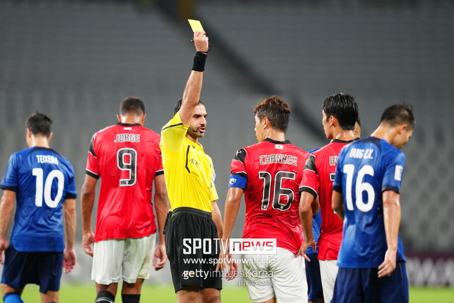 ▲ 박태하 감독이 이끈 포항은 17일 중국 상하이 스타디움에서 펼친 2024-25시즌 아시아축구연맹(AFC) 챔피언스리그 엘리트(ACLE) 리그 스테이지 1차전에서 상하이 선화에 1-4로 졌다.