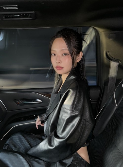 블랙핑크 제니, 할리우드 파파라치도 반한 비주얼…허리라인 드러낸 시크美