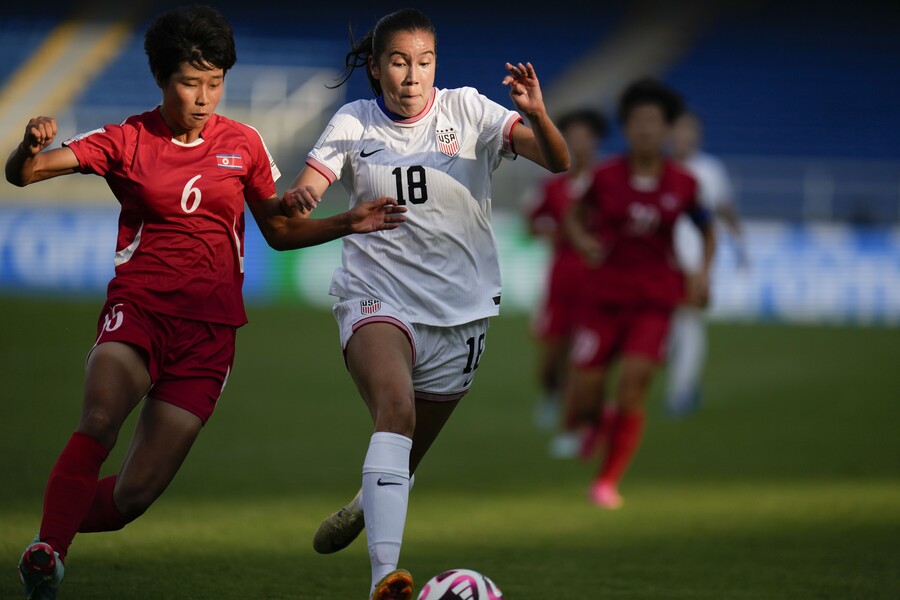 ▲ 북한 여자축구가 U-20 월드컵 결승에 진출했다. 콜롬비아에서 열리는 U-20 여자 월드컵 준결승에서 미국을 1-0으로 제압했다. 미국은 이 대회 최다 우승을 자랑하는데 북한은 전반 최일선이 터뜨린 결승골을 끝까지 잘 지켜내면서 결승 티켓을 거머쥐었다. 북한은 일본과 네덜란드의 승자와 결승에서 맞붙는다. ⓒ 연합뉴스/AP