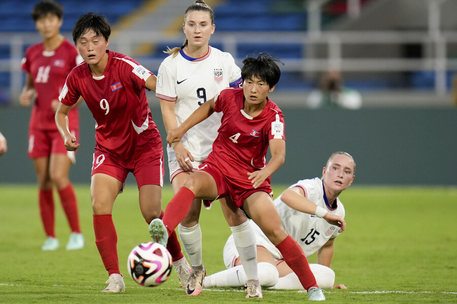 ▲ 북한 여자축구가 U-20 월드컵 결승에 진출했다. 콜롬비아에서 열리는 U-20 여자 월드컵 준결승에서 미국을 1-0으로 제압했다. 미국은 이 대회 최다 우승을 자랑하는데 북한은 전반 최일선이 터뜨린 결승골을 끝까지 잘 지켜내면서 결승 티켓을 거머쥐었다. 북한은 일본과 네덜란드의 승자와 결승에서 맞붙는다. ⓒ 연합뉴스/AP