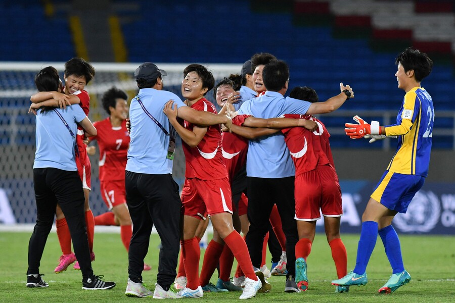▲ 북한 여자축구가 U-20 월드컵 결승에 진출했다. 콜롬비아에서 열리는 U-20 여자 월드컵 준결승에서 미국을 1-0으로 제압했다. 미국은 이 대회 최다 우승을 자랑하는데 북한은 전반 최일선이 터뜨린 결승골을 끝까지 잘 지켜내면서 결승 티켓을 거머쥐었다. 북한은 일본과 네덜란드의 승자와 결승에서 맞붙는다. ⓒ 연합뉴스/AFP
