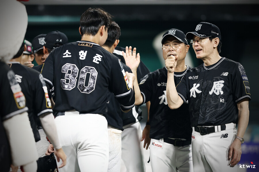 ‘소형준 데뷔 첫 구원승+장성우 6타점’ kt, 4위 싸움 안 끝났다…이강철 감독 “소형준 첫 승 축하해”