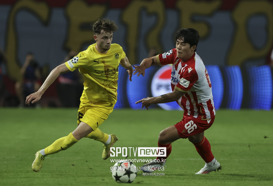 ▲ 한국 국가대표 측면 수비수 설영우가 꿈에 그리던 UEFA 챔피언스리그 본선 무대를 밟았다. 세르비아 베오그라드 라지코 미틱 스타디움에서 열린 2024-25 유럽축구연맹(UEFA) 챔피언스리그 1차전 SC 벤피카(포르투갈)와 홈 경기에 선발 출전해 풀타임 동안 그라운드를 누볐다. 세계적인 선수인 앙헬 디마리아와 경기 내내 맞섰지만 크게 밀리지 않았고 풋몹은 설영우에게 평점 7.2점으로 즈베즈다에서 가장 빼어난 활약을 펼쳤다고 평가했다.