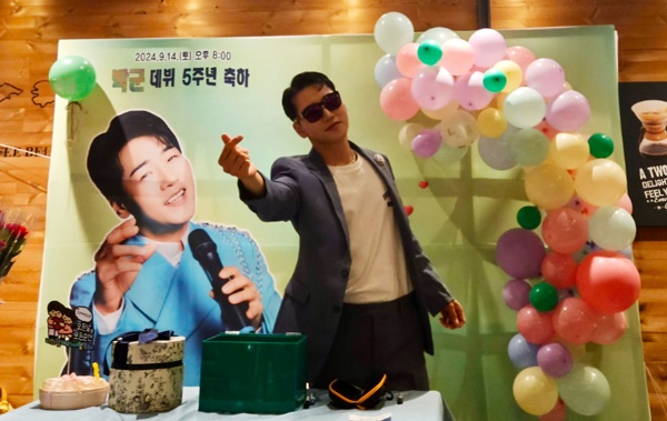 ▲ 최근 경기도 가평의 한 카페에서 데뷔 5주년을 기념하는 팬미팅을 벌인 박군. 제공|토탈셋