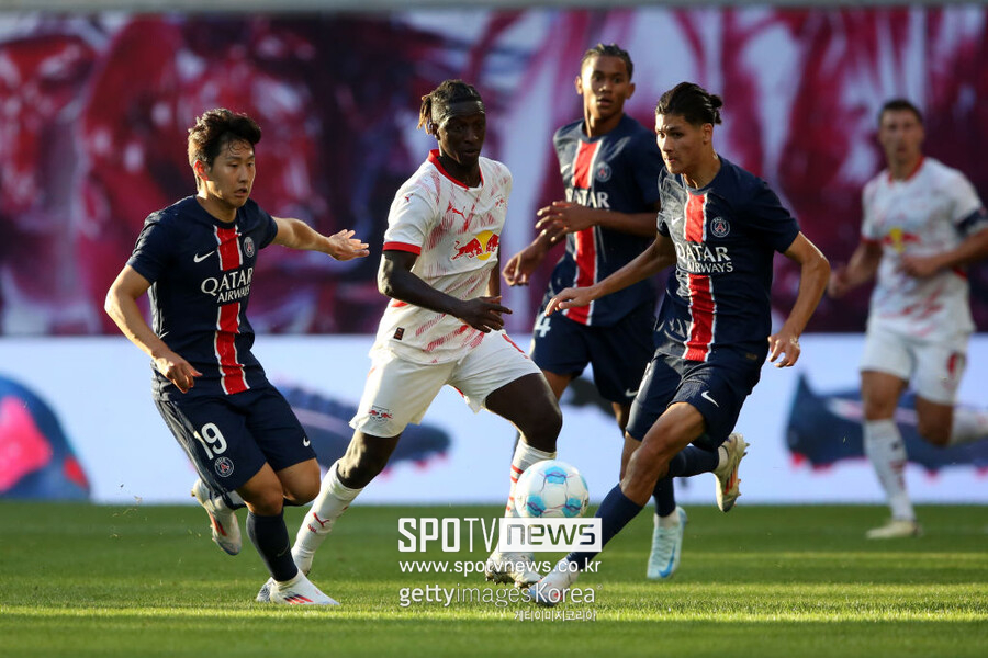 ▲ 프랑스 유력 매체 'RMC'에 따르면, 엔리케 감독이 공식적인 기자회견에서 관련 질문을 받았다. 엔리케 감독은 "여러 선수가 선발로 뛸 자격이 있다는 긍정적인 신호다. 결국 내 직업은 불공평한 일을 하는 것이다. 지로나전에서는 16명의 선수가 선발로 나설 수 있는 기량을 보여주었다. 하지만 규정상 11명만이 뛸 수 있다. 이번 시즌 내내 나는 이러한 결정을 반복할 것"이라고 말했다. 엔리케 감독은 챔피언스리그 직전 맹활약했던 이강인을 정작 지로나와 챔피언스리그 1차전엔 교체로 활용했다. 프랑스 현지에서도 이와 같은 결정이 큰 관심이었다