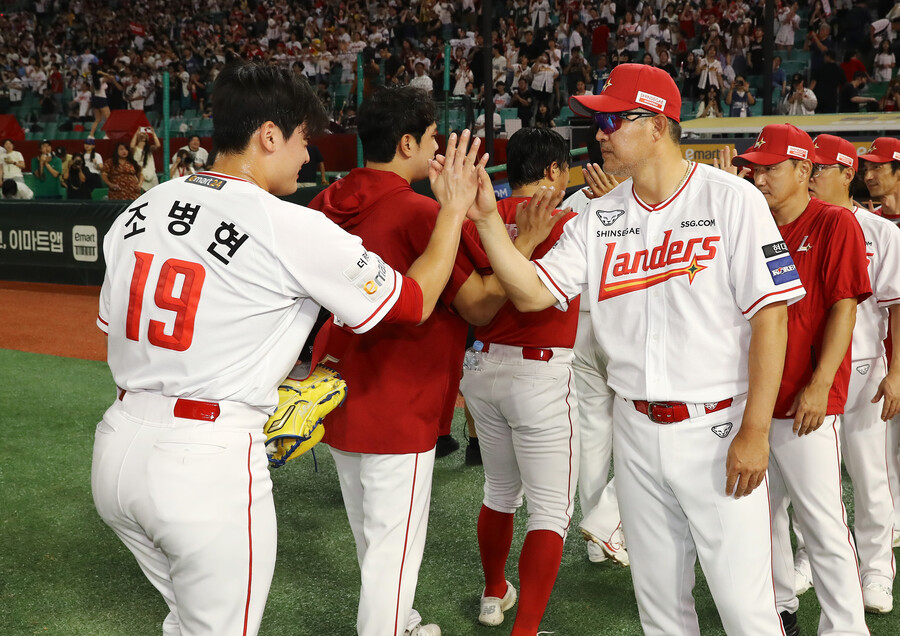 ▲ SSG는 23일 잠실구장에서 두산과 경기를 치른다. SSG는 송영진, 두산은 최원준을 선발로 예고했다. ⓒSSG랜더스