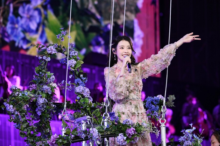 '상암벌 입성' 아이유, 통 큰 역조공…10만 관객에 방석+망원경 선물
