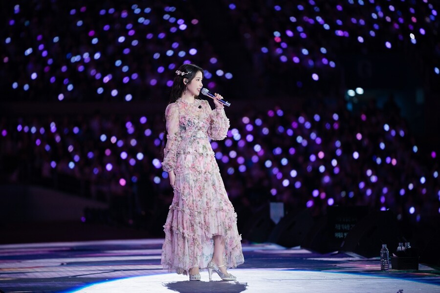 '상암벌 입성' 아이유 "월드투어 하며 인생에서 가장 긴 여름, 행복했다"