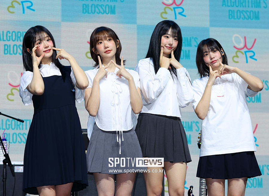 [포토S] QWER, '볼 콕!'