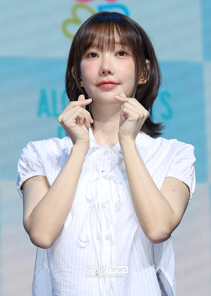 [포토S] QWER 마젠타, '하트 뿅'