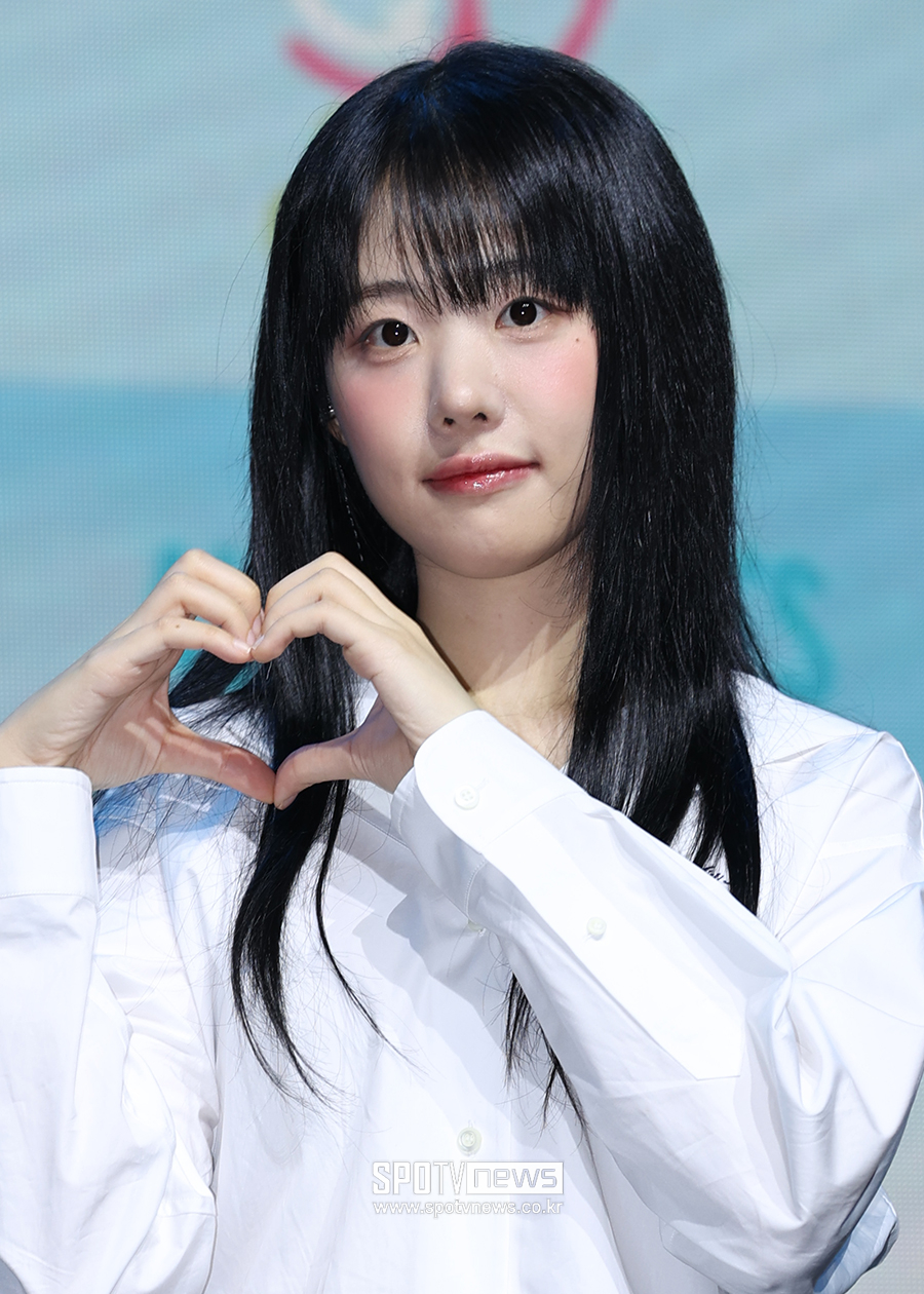 [포토S] QWER 히나, '내 비주얼은 항상 맑음'