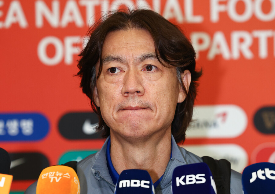 ▲ 홍명보 감독이 이끄는 한국 축구대표팀은 12일 오후 5시 30분 인천국제공항을 통해 귀국했다. 이날 홍명보 감독을 포함해 K리그1에서 활약하는 12명의 국내 선수들이 인천국제공항에 모습을 드러냈다. 손흥민과 이강인, 김민재 등의 유럽파들은 오만에서 곧바로 유럽으로 날아가 소속팀에 합류할 예정이다.  ⓒ연합뉴스