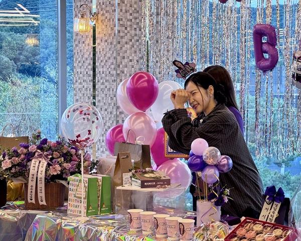 ▲ 최근 경기 용인의 한 카페에서 팬클럽과 생일 팬미팅을 벌인 홍자. 제공|토탈셋