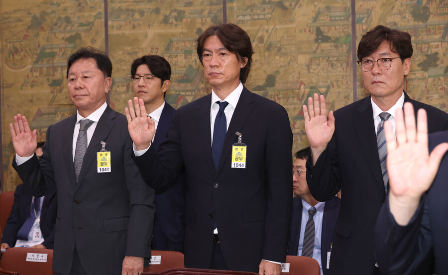 ▲ 홍명보 감독은 9월 국제축구연맹(FIFA) 북중미월드컵 아시아지역 3차예선(최종예선)을 앞두고 대표팀 감독으로 선임됐다. 위르겐 클린스만 감독이 카타르 아시안컵 졸전으로 경질된 뒤 5개월이 지나 홍명보 감독에게 지휘봉이 맡겨졌다. 이에 유인촌 장관은 국회 문화체육관광위 현안 질의에서 "(감독 선임에) 절차적인 건 굉장히 중요한 사안이다. 축구협회에 대한 감사는 진행하고 있다. 10월 2일, 가장 먼저 (감독 선임 절차가 적합했는지) 이 부분을 발표할 것이다. 감독 선임 절차에 대한 문제를 말할 것이다. 잘못된 점을 지적하고, 결정은 축구협회에 해야 한다"라고 말했다  ⓒ연합뉴스