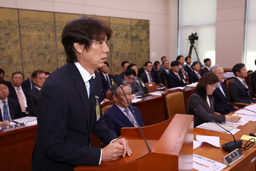 ▲ 홍명보 감독은 9월 국제축구연맹(FIFA) 북중미월드컵 아시아지역 3차예선(최종예선)을 앞두고 대표팀 감독으로 선임됐다. 위르겐 클린스만 감독이 카타르 아시안컵 졸전으로 경질된 뒤 5개월이 지나 홍명보 감독에게 지휘봉이 맡겨졌다. 이에 유인촌 장관은 국회 문화체육관광위 현안 질의에서 "(감독 선임에) 절차적인 건 굉장히 중요한 사안이다. 축구협회에 대한 감사는 진행하고 있다. 10월 2일, 가장 먼저 (감독 선임 절차가 적합했는지) 이 부분을 발표할 것이다. 감독 선임 절차에 대한 문제를 말할 것이다. 잘못된 점을 지적하고, 결정은 축구협회에 해야 한다"라고 말했다  ⓒ연합뉴스