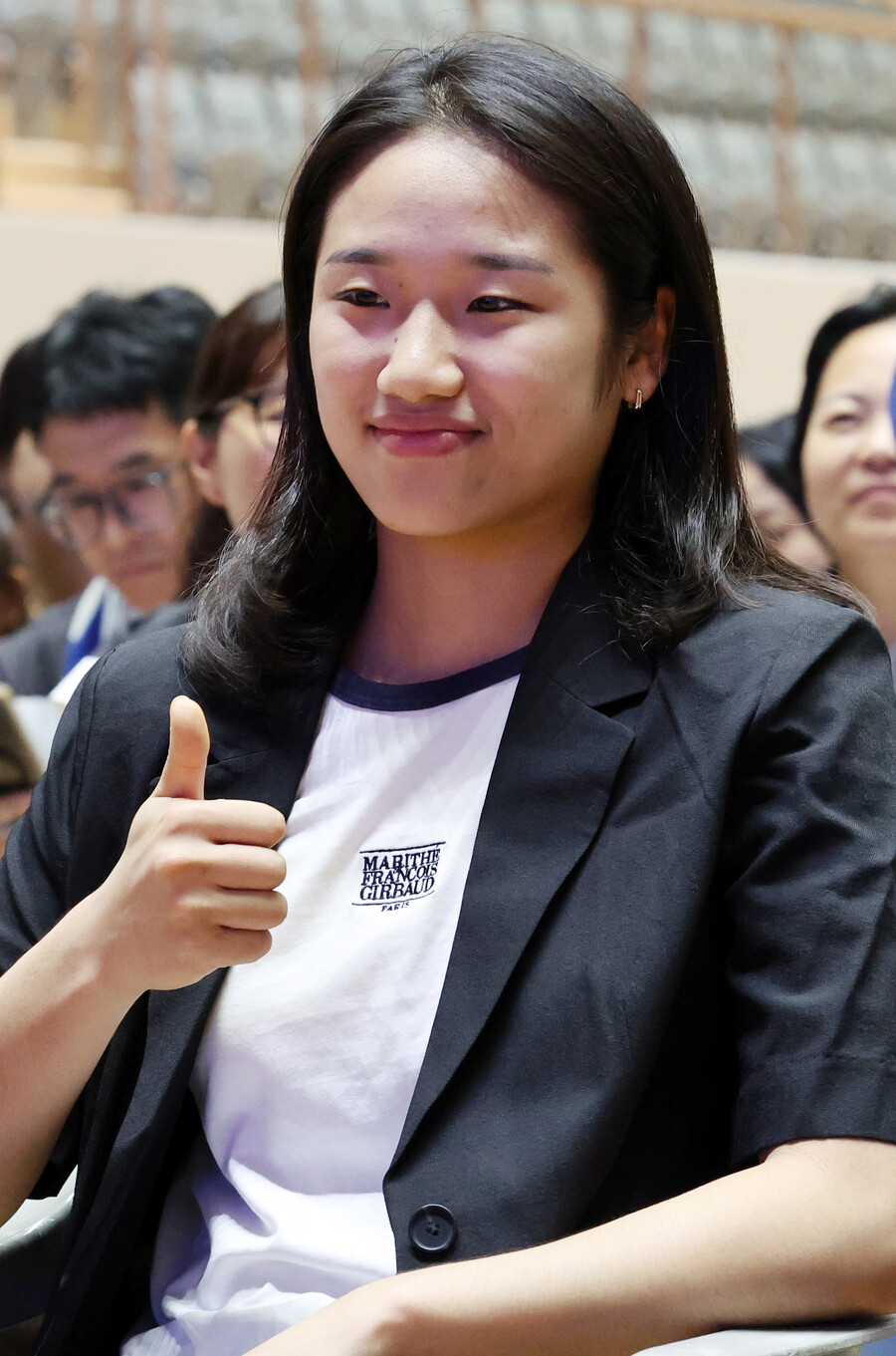 ▲ 2024 파리올림픽 배드민턴 여자 단식 금메달리스트인 안세영이 31일 오후 고향인 전남 나주시 종합스포츠파크 다목적체육관에서 열린 환영 행사에서 기념 사진을 찍고 있다. ⓒ 연합뉴스