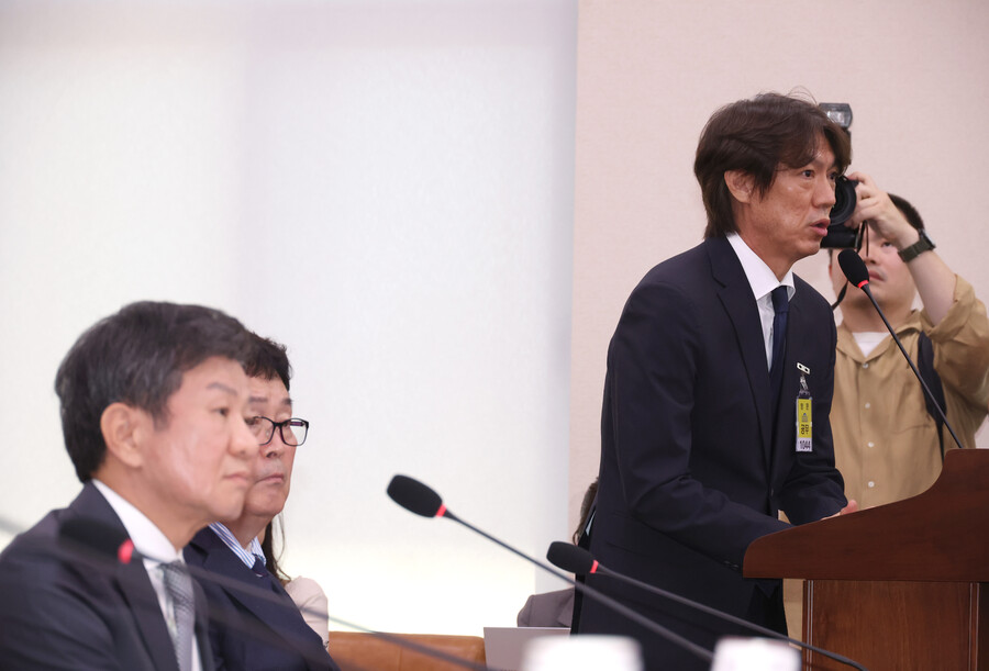 ▲ 홍명보 감독은 위르겐 클린스만 감독이 카타르 아시안컵 졸전으로 경질된 뒤 5개월 동안 공석이던 A대표팀의 지휘봉을 잡았다. 대한축구협회가 홍명보 감독을 선임하는 과정에서 불공정 의혹이 일었다. 문화체육관광부가 직접 감독 선임 과정을 조사하기 시작했고, 국회 문화체육관광위도 국정 감사에 앞서 현안 질의를 진행했다. 국회에 출석한 홍명보 감독은 과거 축구협회 전무이사로 일했던 경험을 바탕으로 자신이 1순위 후보가 된 데 특혜는 없었다고 강조했다. 현안 질의를 통해 공개된 전력강화위원회의 회의록에서도 홍명보 감독은 1순위로 평가받았다. 그러나 다른 외국인 감독 후보들은 면접을 했지만, 홍명보 감독은 그렇지 않았다 ⓒ연합뉴스