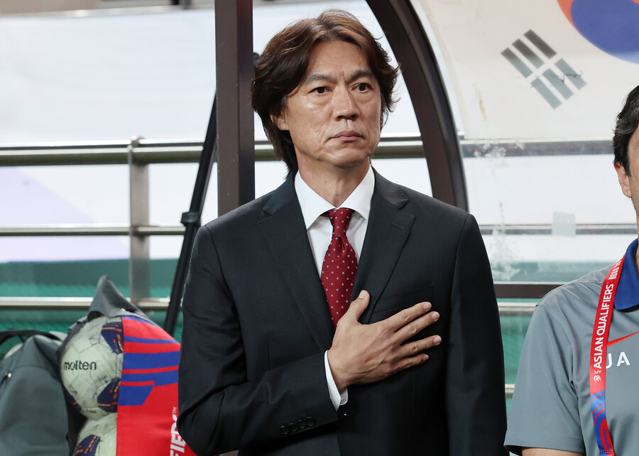 ▲ 홍명보 감독은 24일 오전 10시부터 한창인 국회 문화체육관광위원회에서 열린 현안 질의에 증인으로 출석해 국회의원들의 질문에 답변을 했다. 이후 마이크를 잡은 홍명보 감독은 "그동안 회의록을 보지는 못했는데, 여기(국회)에서 회의록을 듣고 봤다. 개인적으로는 10차까지는 문제가 없었다고 생각한다. 다만 11차 행정적인 착오가 있었다고 생각한다. 전력강화위원장을 교체하면서 임명장이라던지 행정적인 절차가 없었다는 걸 어느정도 인정할 수 있을 것 같다"라고 답했다 ⓒ연합뉴스
