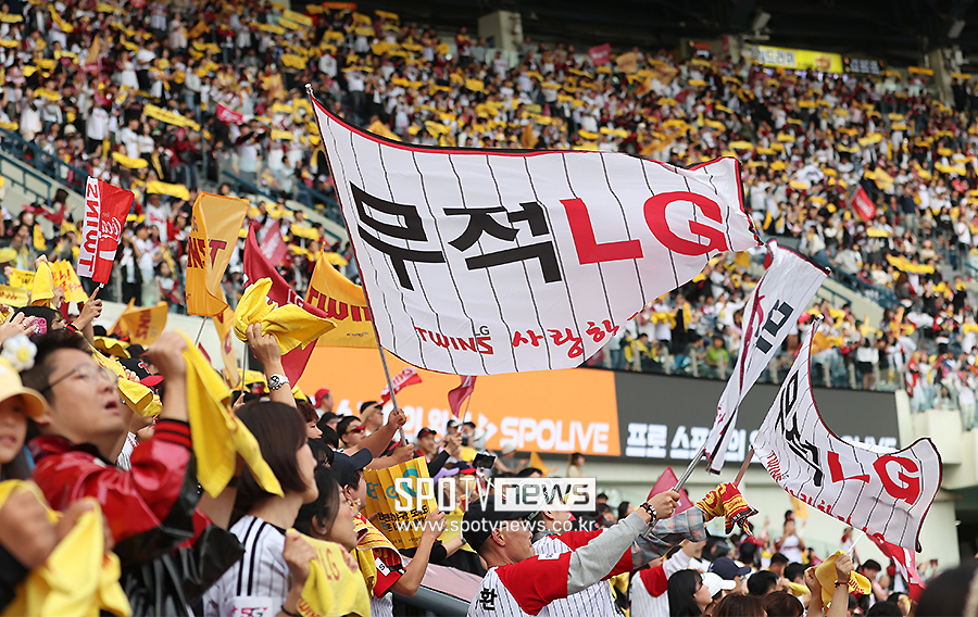 ▲ 잠실야구장 관중석을 가득 메운 LG 트윈스 팬들이 열띤 응원을 펼치고 있다. ⓒ곽혜미 기자
