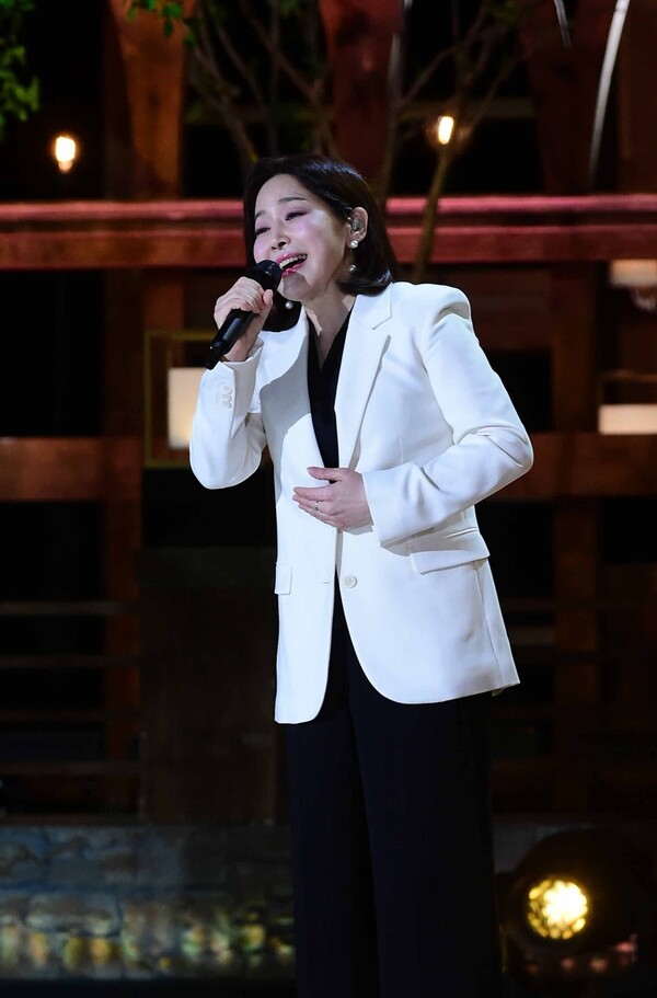 아나운서 출신 가수 윤지영, '가요무대' 출연…팔방미인 매력 뽐낸다