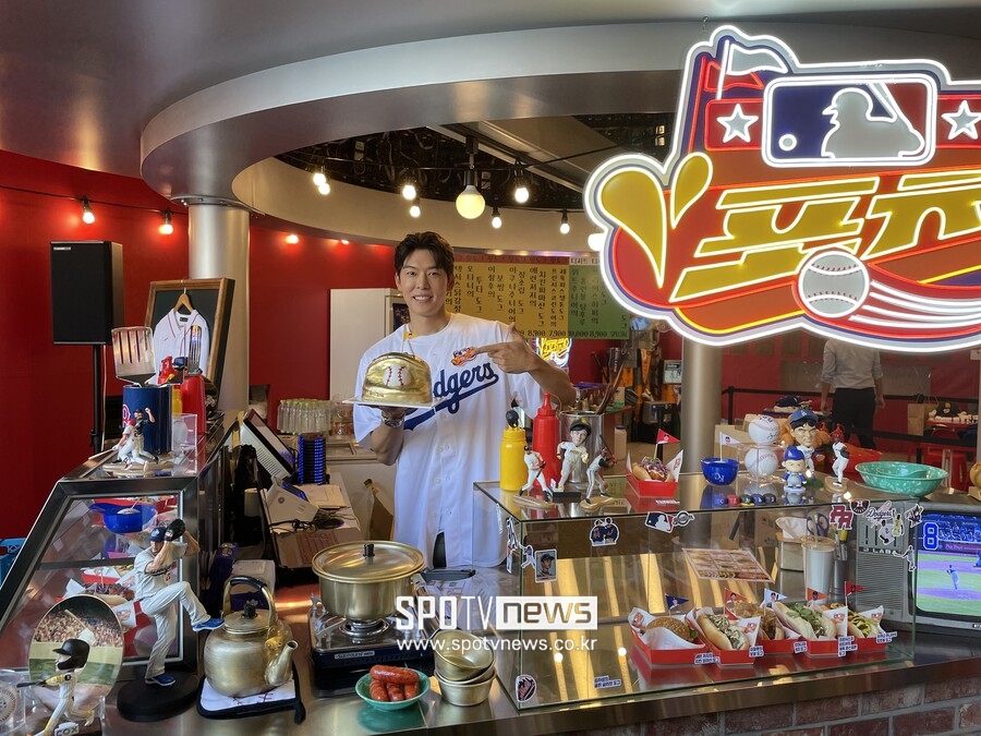 MLB와 포장마차의 절묘한 만남…"보쌈과 묵은지, 부대찌개" '본잘남'이 만든 이정후 핫도그엔 '뭔가 있다'