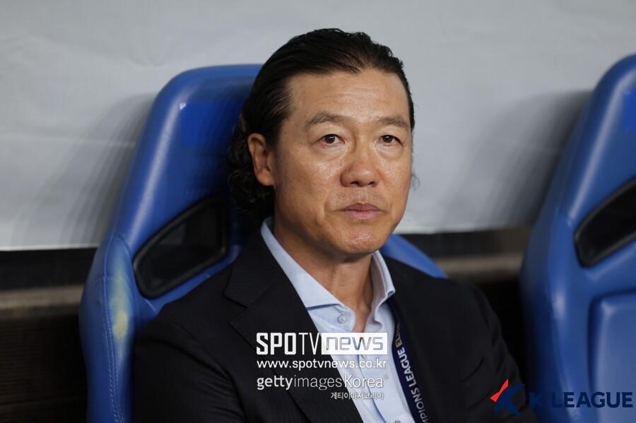 ▲ 김판곤 감독의 분노가 이어졌다. 그는 "대한축구협회에 한 마디 하겠다. 위원장에게 대표팀을 운영하고 감독을 선임하고 평가하고 그런 모든 권한을 줬을 때 어떤 결과가 나왔나. 가장 강력한 팀과 가장 강력한 결과가 나왔다. 모든 시스템에서 공정하게 객관적이고 모두가 건강할 수 있는 그런 프로세스가 만들어졌다. 그런데 왜 어느날 계약 기간 중에 있는 사람한테 권한을 뺏고 누가 왜 축구협회에서 누가 이런 선택을 했는지 스스로 돌아봐야한다고 생각한다.  ⓒ한국프로축구연맹