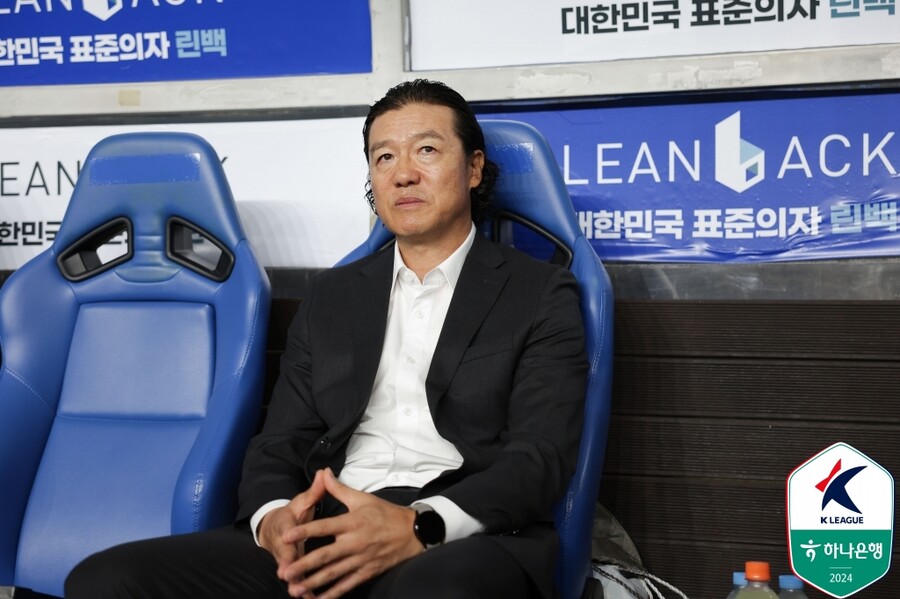 ▲ 김판곤 감독의 분노가 이어졌다. 그는 "대한축구협회에 한 마디 하겠다. 위원장에게 대표팀을 운영하고 감독을 선임하고 평가하고 그런 모든 권한을 줬을 때 어떤 결과가 나왔나. 가장 강력한 팀과 가장 강력한 결과가 나왔다. 모든 시스템에서 공정하게 객관적이고 모두가 건강할 수 있는 그런 프로세스가 만들어졌다. 그런데 왜 어느날 계약 기간 중에 있는 사람한테 권한을 뺏고 누가 왜 축구협회에서 누가 이런 선택을 했는지 스스로 돌아봐야한다고 생각한다.  ⓒ한국프로축구연맹
