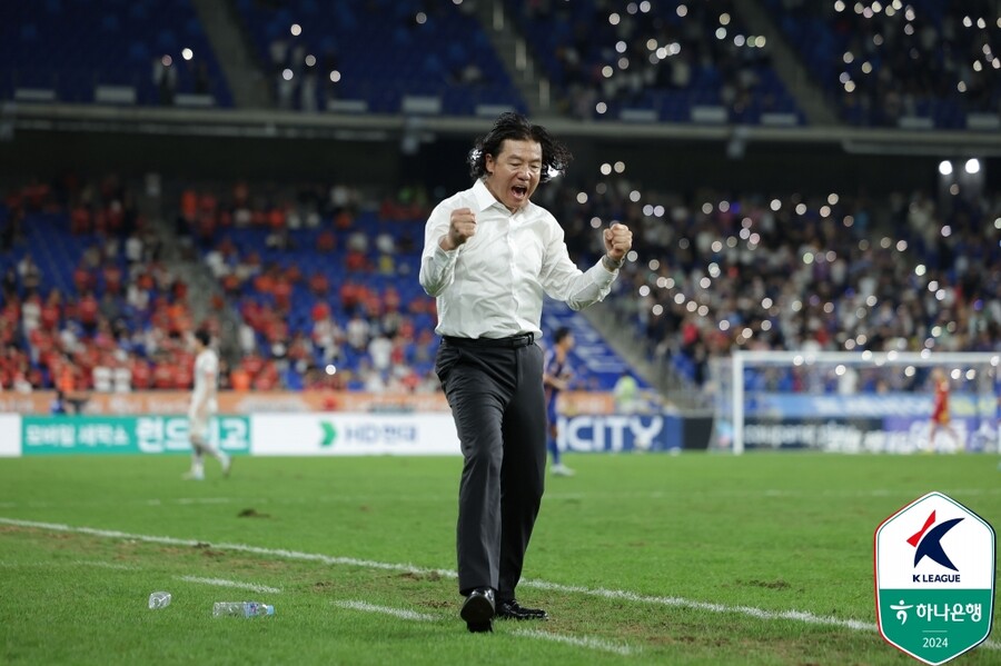 ▲ 김판곤 감독의 분노가 이어졌다. 그는 "대한축구협회에 한 마디 하겠다. 위원장에게 대표팀을 운영하고 감독을 선임하고 평가하고 그런 모든 권한을 줬을 때 어떤 결과가 나왔나. 가장 강력한 팀과 가장 강력한 결과가 나왔다. 모든 시스템에서 공정하게 객관적이고 모두가 건강할 수 있는 그런 프로세스가 만들어졌다. 그런데 왜 어느날 계약 기간 중에 있는 사람한테 권한을 뺏고 누가 왜 축구협회에서 누가 이런 선택을 했는지 스스로 돌아봐야한다고 생각한다.  ⓒ한국프로축구연맹