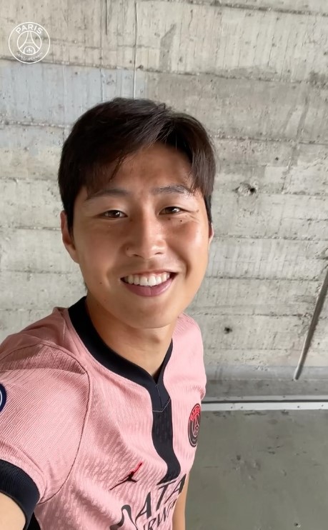 ▲ 후반 13분 브래들리 바르콜라가 강력한 오른발 슈팅을 때렸다. 이 슈팅은 골대를 맞고 나왔고, 골문 앞에 있던 이강인은 집중력을 발휘하며 다이빙 헤더로 득점을 완성했다. 이번 시즌 이강인의 3호골이었다. 이것이 다가 아니다. 이강인은 이날 패스 성공률 91%와 드리블 성공률 100% 등 세부 지표에서도 남다른 모습을 선보였다.  ⓒPSG