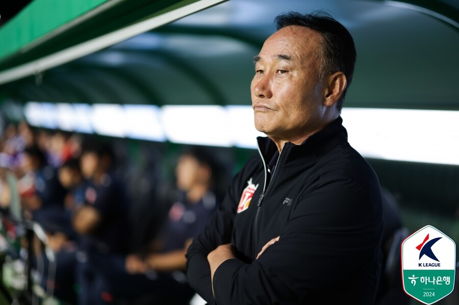 ▲  전북현대는 28일 오후 7시 전주월드컵경기장에서 열린 2024 하나은행 K리그1 32라운드에서 제주유나이티드에 2-1 승리를 거뒀다. 전북은 김진규의 선제골로 앞서간 뒤, 제주에 페널티킥 동점골을 허용했지만 경기 종료 직전에 나온 전진우의 결승골로 승리했다. ⓒ한국프로축구연맹