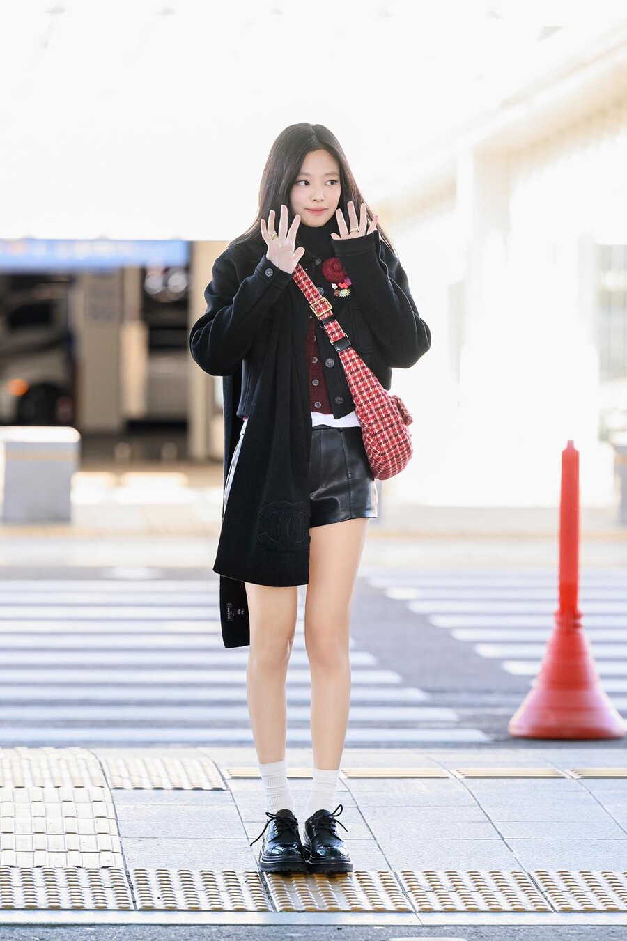 제니, 아침 출국길도 '상큼'…공항에 뜬 '인간샤넬'