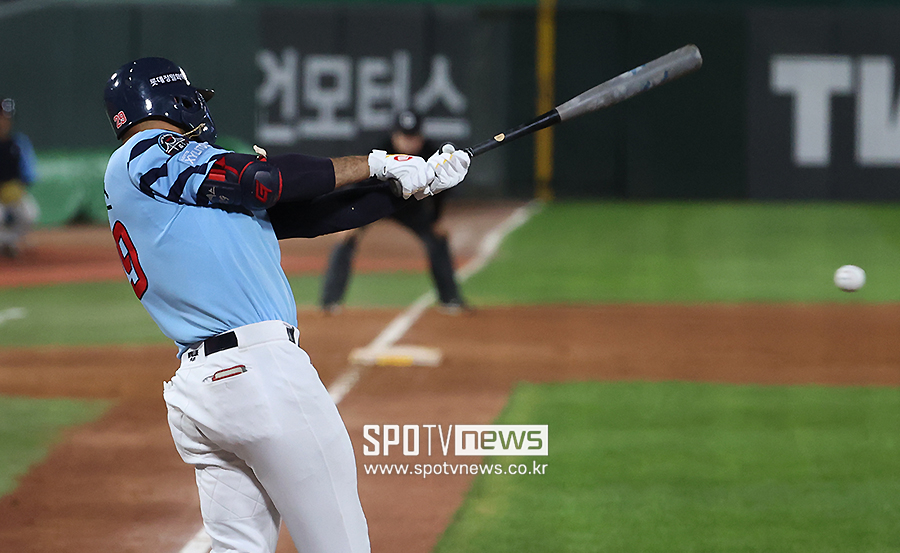 ▲ 롯데 외국인타자 빅터 레이예스는 홈런 15개로 거포라는 타이틀과 거리가 있었지만 안타 200개를 폭발하며 .351라는 고타율을 자랑했고 타점도 109개를 수확하면서 '해결사' 역할을 확실히 해냈다.  ⓒ곽혜미 기자