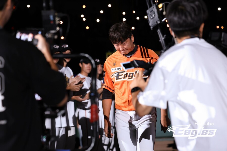 "대한민국 최고 팬덤, 한화 정우람이라 행복했다"…'전부 눈물 펑펑' 1005G 레전드의 절절한 은퇴사