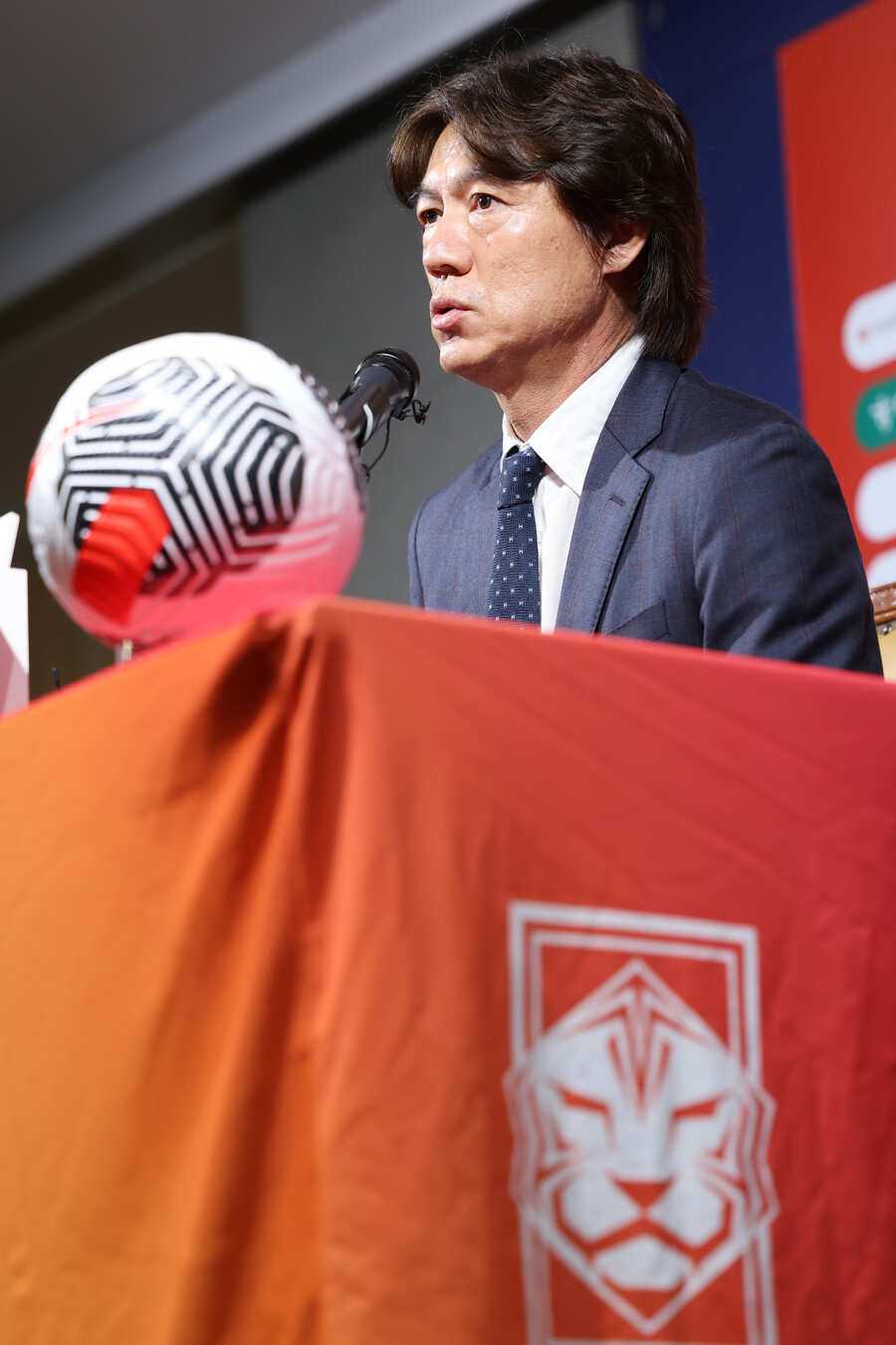 ▲ 한국 축구대표팀의 홍명보 감독은 30일 오전 11시 서울 종로구에 위치한 축구회관에서 내달에 예정된 국제축구연맹(FIFA) 2026 북중미 월드컵 아시아 지역 3차 예선 2연전에 나설 26인의 명단을 발표했다.  ⓒ연합뉴스