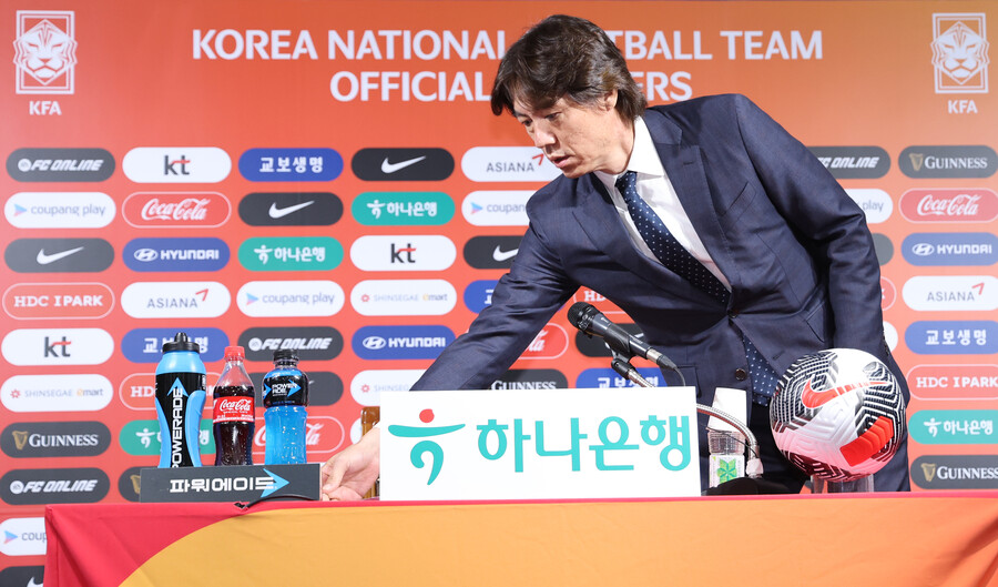 ▲ 한국 축구대표팀의 홍명보 감독은 30일 오전 11시 서울 종로구에 위치한 축구회관에서 내달에 예정된 국제축구연맹(FIFA) 2026 북중미 월드컵 아시아 지역 3차 예선 2연전에 나설 26인의 명단을 발표했다.  ⓒ연합뉴스