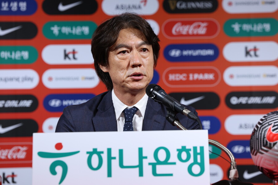 ▲ 한국 축구대표팀의 홍명보 감독은 30일 오전 11시 서울 종로구에 위치한 축구회관에서 내달에 예정된 국제축구연맹(FIFA) 2026 북중미 월드컵 아시아 지역 3차 예선 2연전에 나설 26인의 명단을 발표했다.  ⓒ연합뉴스