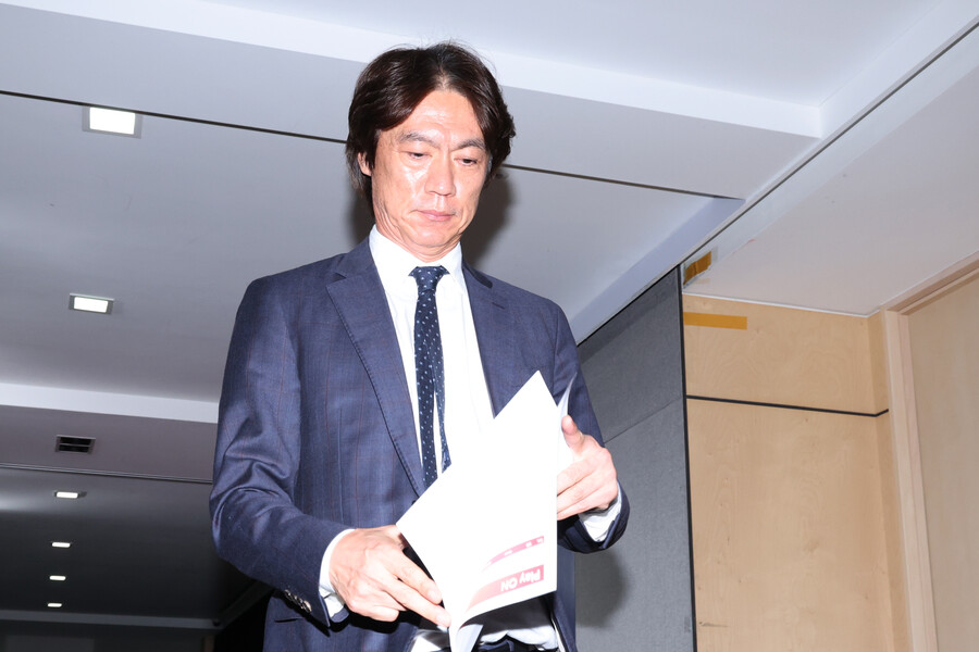 ▲ 한국 축구대표팀의 홍명보 감독은 30일 오전 11시 서울 종로구에 위치한 축구회관에서 내달에 예정된 국제축구연맹(FIFA) 2026 북중미 월드컵 아시아 지역 3차 예선 2연전에 나설 26인의 명단을 발표했다.  ⓒ연합뉴스