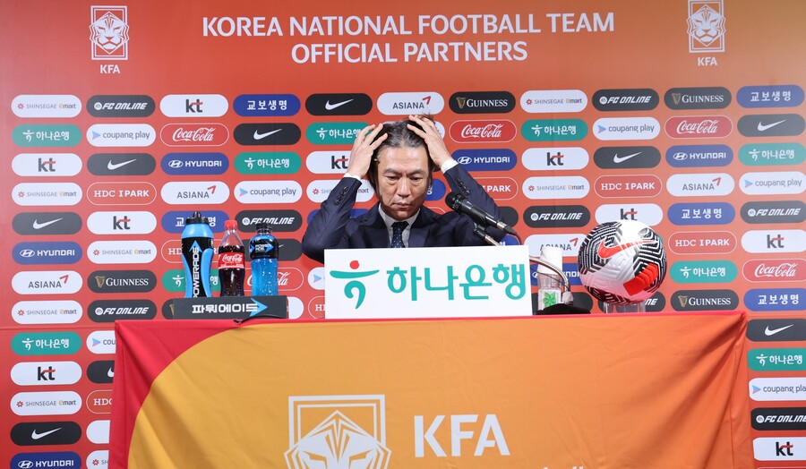 ▲ 협회는 1일 보도자료를 통해 ”대한축구협회는 6월21일 열린 제10차 국가대표 전력강화위원회 회의록을 공개한다. 10차 회의는 금번 감독선임에 있어 공식적으로 열린 마지막 전력강화위원회 회의로 해당 회의에서 홍명보감독과 외국인 후보자 한명이 공동으로 가장 많은 추천을 받았고 최종 감독선임 후보자는 위원장이 결정하여 협회에 추천하는 것으로 만장일치 위임됨을 결론으로 종료 됐다“라고 알렸다. 공개된 회의록에는 추천이지만 투표와 다를 바 없는 방식과 "홍명보 감독에게 명분을 줘야 한다"는 말 등이 담겨  있었다