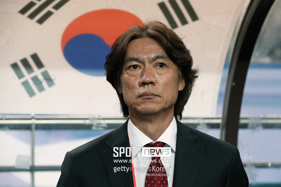 ▲ 협회는 1일 보도자료를 통해 ”대한축구협회는 6월21일 열린 제10차 국가대표 전력강화위원회 회의록을 공개한다. 10차 회의는 금번 감독선임에 있어 공식적으로 열린 마지막 전력강화위원회 회의로 해당 회의에서 홍명보감독과 외국인 후보자 한명이 공동으로 가장 많은 추천을 받았고 최종 감독선임 후보자는 위원장이 결정하여 협회에 추천하는 것으로 만장일치 위임됨을 결론으로 종료 됐다“라고 알렸다. 공개된 회의록에는 추천이지만 투표와 다를 바 없는 방식과 "홍명보 감독에게 명분을 줘야 한다"는 말 등이 담겨  있었다