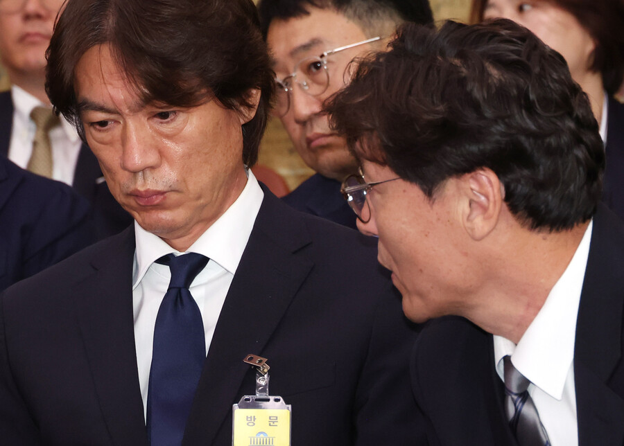 ▲ 협회는 1일 보도자료를 통해 ”대한축구협회는 6월21일 열린 제10차 국가대표 전력강화위원회 회의록을 공개한다. 10차 회의는 금번 감독선임에 있어 공식적으로 열린 마지막 전력강화위원회 회의로 해당 회의에서 홍명보감독과 외국인 후보자 한명이 공동으로 가장 많은 추천을 받았고 최종 감독선임 후보자는 위원장이 결정하여 협회에 추천하는 것으로 만장일치 위임됨을 결론으로 종료 됐다“라고 알렸다. 공개된 회의록에는 추천이지만 투표와 다를 바 없는 방식과 "홍명보 감독에게 명분을 줘야 한다"는 말 등이 담겨  있었다 ⓒ연합뉴스