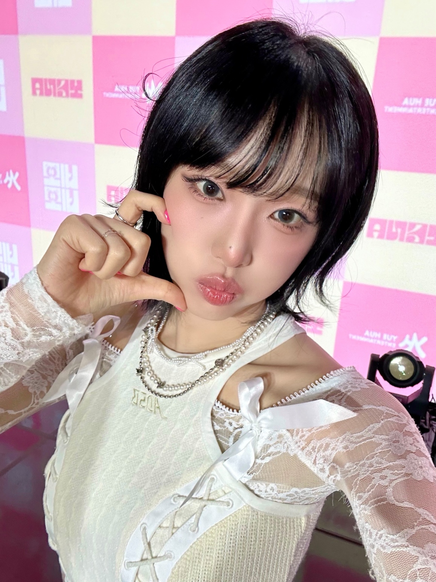 최예나, 컴백 쇼케이스+생일 파티 '겹경사'…"모든 게 선물 같아"