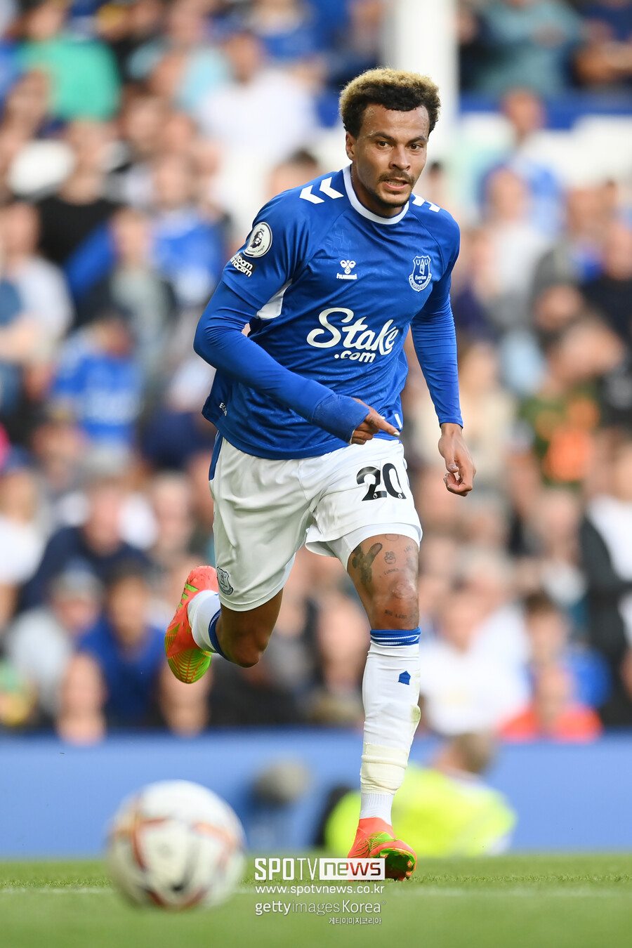 ▲ 손흥민 절친으로 알려진 델레 알리는 에버턴에서 커리어를 되살리기 위해 노력했다. 그러나 올해 초 부상으로 수술을 받은 뒤 잔여 경기를 뛰지 못했다. 결국 에버턴과 계약이 만료된 지난 여름 FA 신분으로 풀렸다. 알리는 손흥민과 함께 토트넘 전성기를 주도했다. DESK 라인의 한 축을 담당하며 토트넘에서 통산 269경기에 나서 67골 61도움을 올렸다. 지금은 소속팀을 찾지 못하는 수준까지 내려왔는데 이탈리아 세리에A에서 손짓하고 있다.