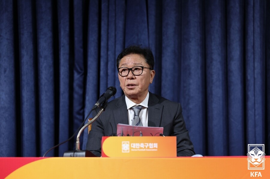 ▲ 홍명보 축구대표팀 선임 과정이 불공정하다는 지적을 받고 있다. 홍명보 감독은 전력강화위원회를 통해 1순위에 올랐기에 대한축구협회의 제안을 수락했다고 주장했다. 축구협회가 공개한 10차 회의록에는 실제로 홍명보 감독을 1순위로 추천한 사실을 볼 수 있다. 절차상 문제가 없다는 홍명보 감독의 주장은 사실로 보인다. 다만 평가 객관성 문제까지 해소하지는 못했다. ⓒ 대한축구협회